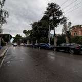 L�edificio si trova al civico 286 di corso Alcide de Gasperi, strada del quartiere Carrassi tutt�ora contraddistinta dalla numerosa presenza di splendide ville in stile liberty che si frappongono a grandi immobili residenziali